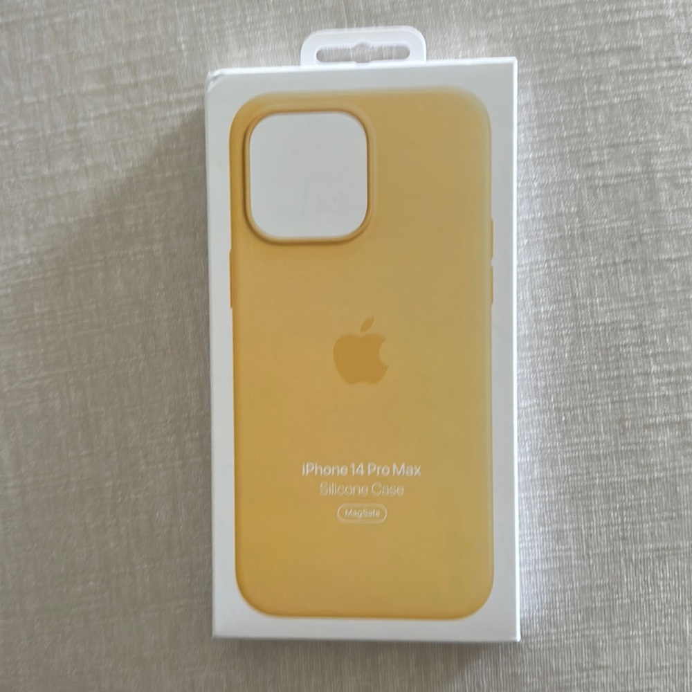 iPhone 14 Pro Max Silicone MagSafe Case in Sunglow